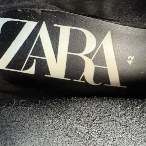 Women’s lug sole Zara bootie. Size 42. Cool front zipper in mint condition - Picture 4 of 4